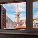 Degrassi Square (adults Only) Appartement *