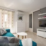 Degrassi Square (adults Only) Appartement *