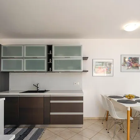 아파트 Degrassi Square (adults Only) *