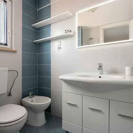 Degrassi Square (adults Only) Appartement *