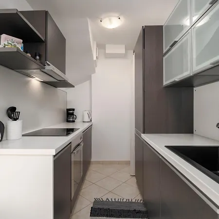 Degrassi Square (adults Only) * Vrsar