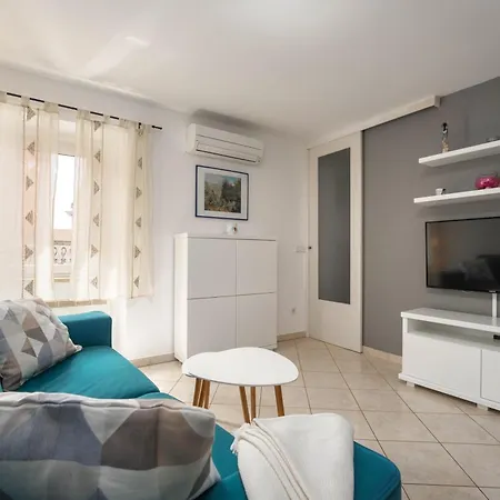 Degrassi Square (adults Only) Appartement *