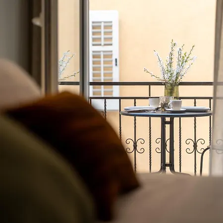 Degrassi Square (adults Only) Apartment *