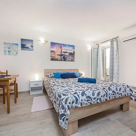 Degrassi Square (adults Only) Apartment *