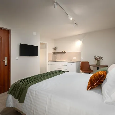 Degrassi Square (adults Only) Appartement Vrsar