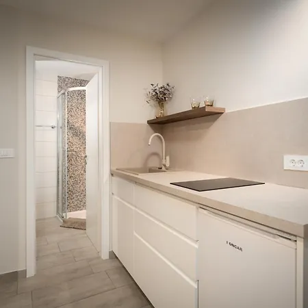Degrassi Square (adults Only) Appartement