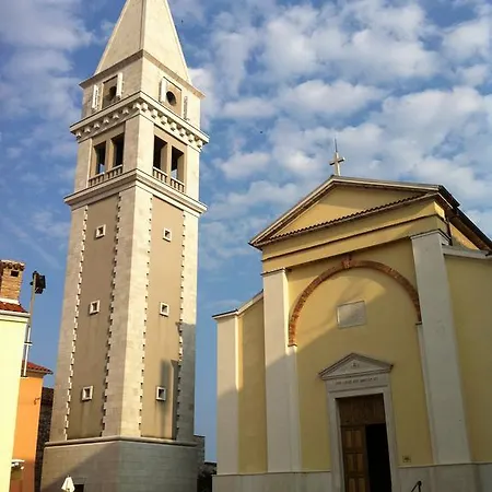 דירה Degrassi Square (adults Only) *