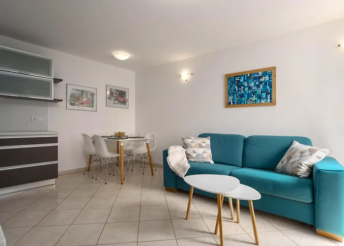 Degrassi Square (adults Only) * Vrsar