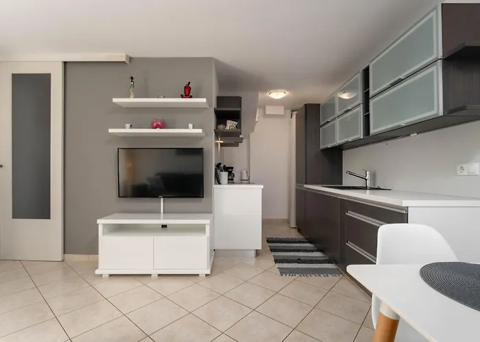 Degrassi Square (adults Only) * Vrsar