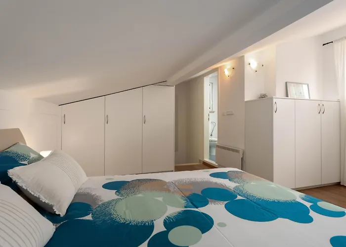 Degrassi Square (adults Only) * Vrsar